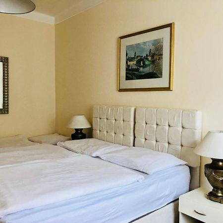 Hotel Mira Inn Прага Екстериор снимка