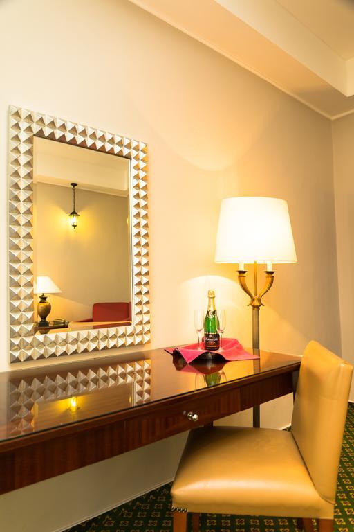 Hotel Mira Inn Прага Екстериор снимка