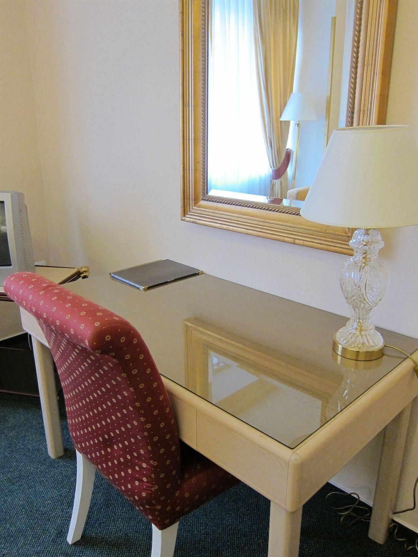 Hotel Mira Inn Прага Екстериор снимка