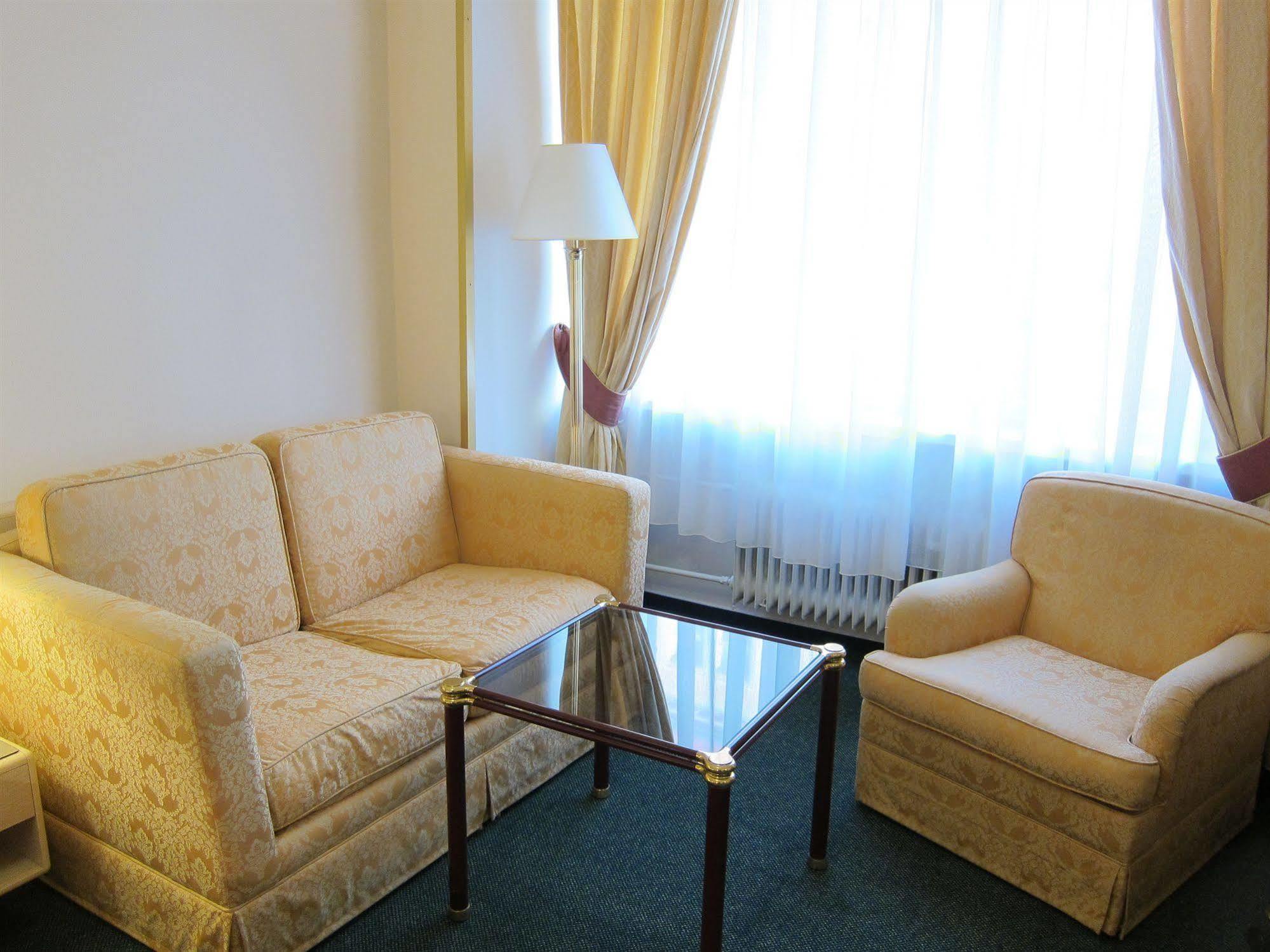 Hotel Mira Inn Прага Екстериор снимка