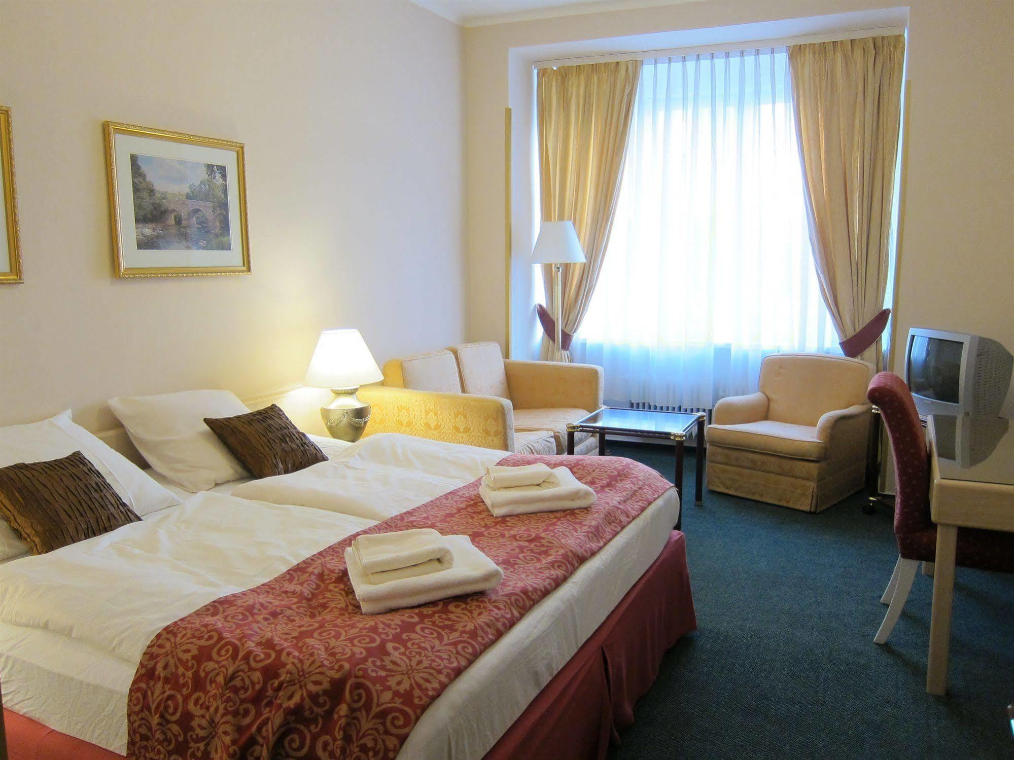 Hotel Mira Inn Прага Екстериор снимка