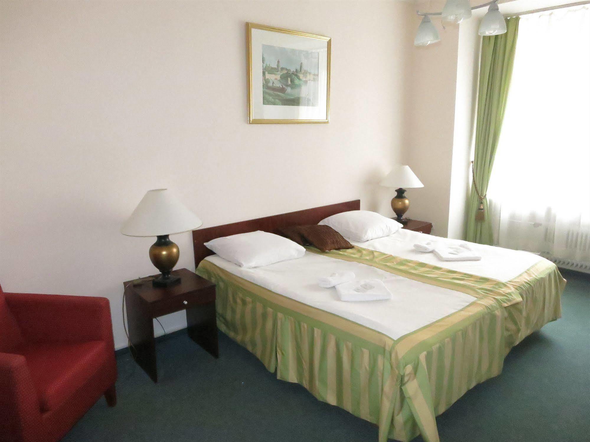 Hotel Mira Inn Прага Екстериор снимка