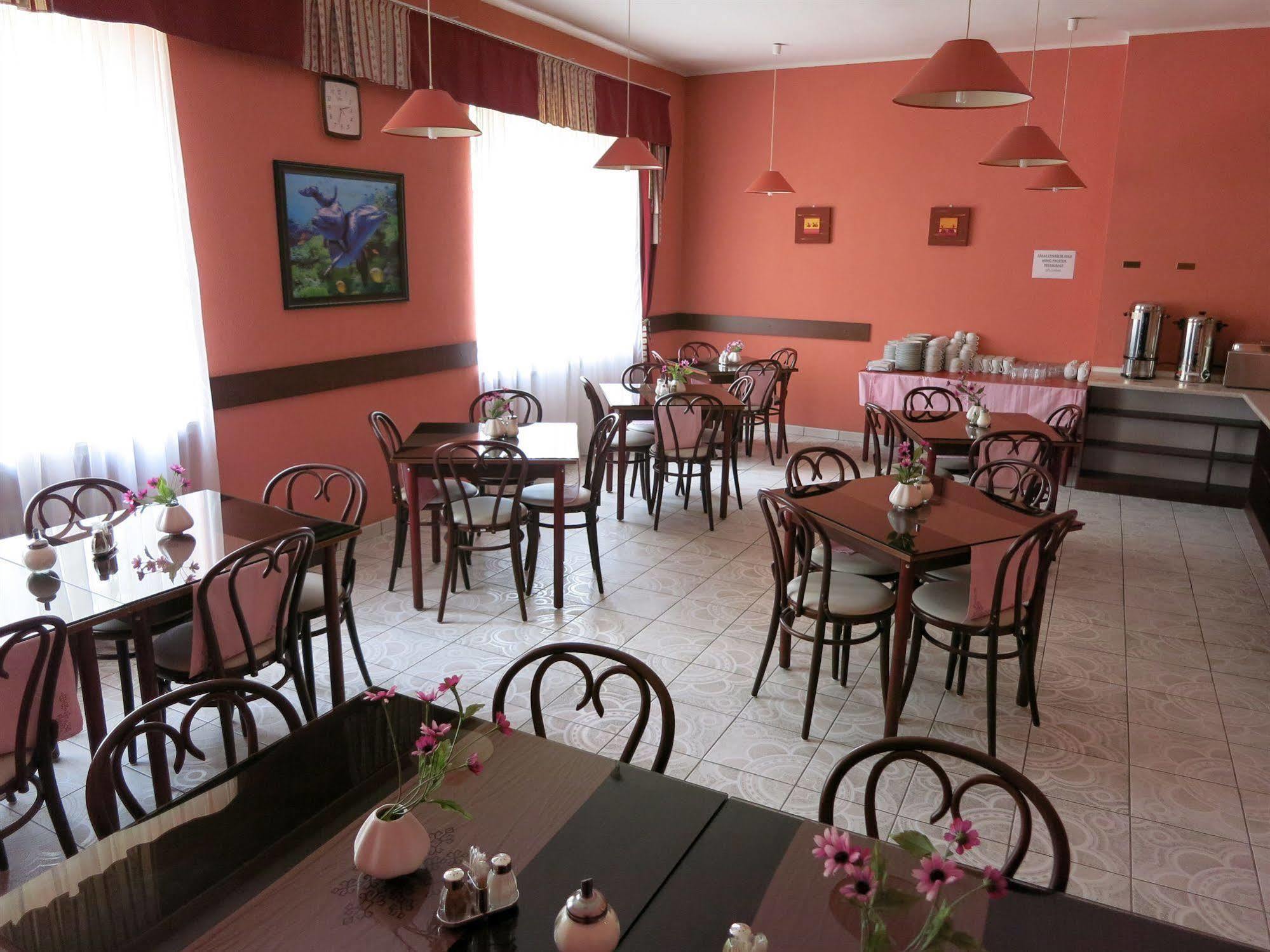Hotel Mira Inn Прага Екстериор снимка