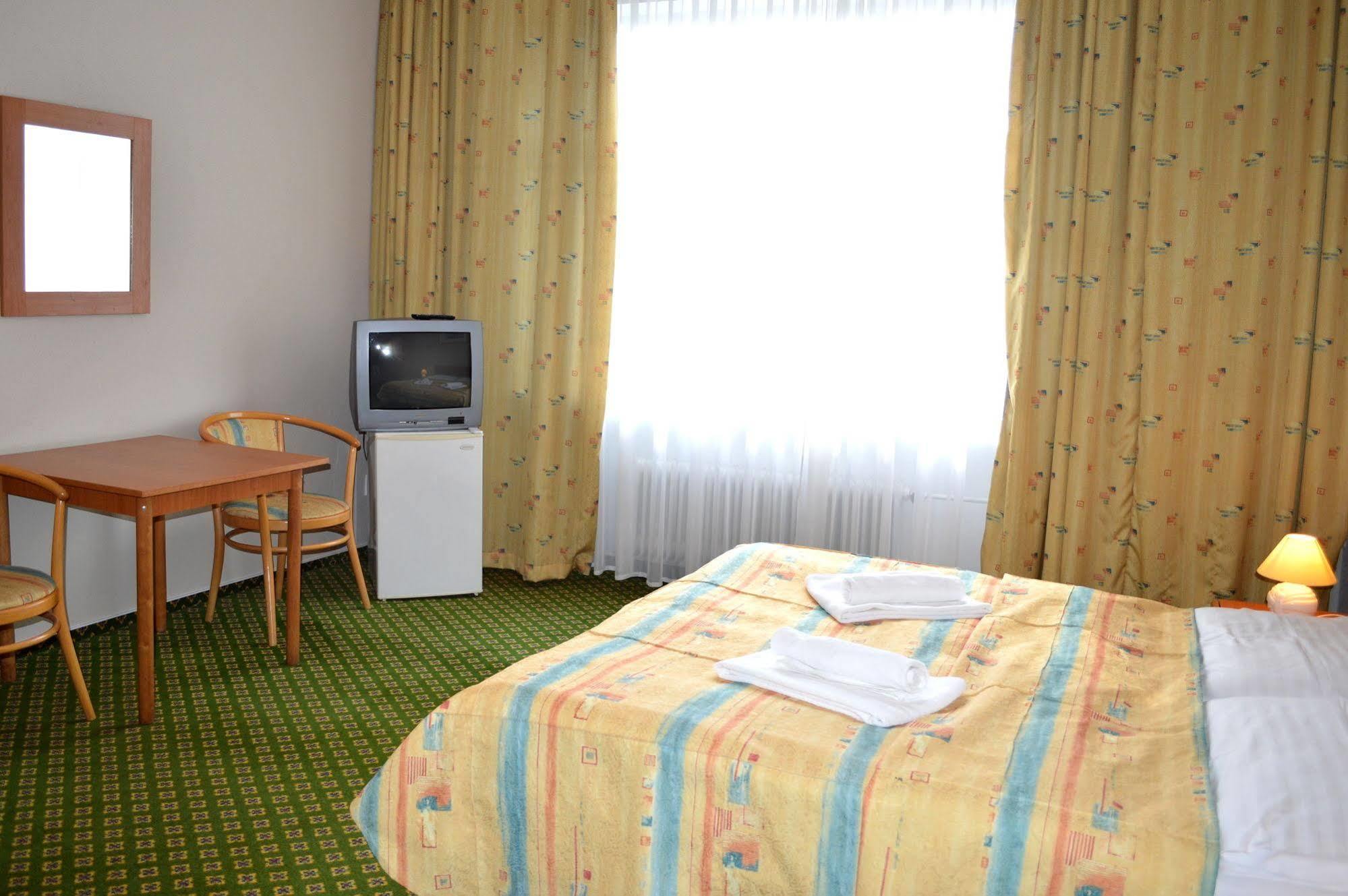 Hotel Mira Inn Прага Екстериор снимка