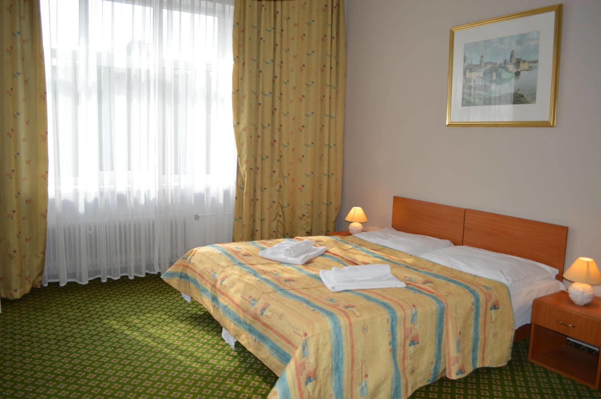 Hotel Mira Inn Прага Екстериор снимка