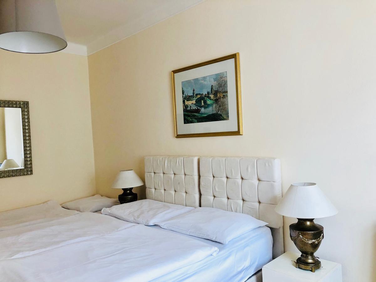 Hotel Mira Inn Прага Екстериор снимка