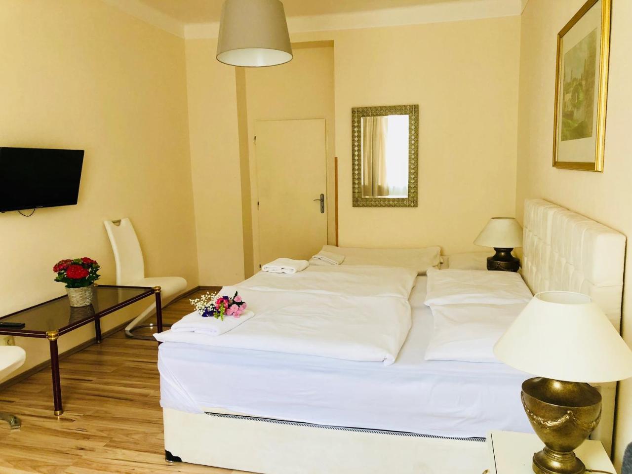 Hotel Mira Inn Прага Екстериор снимка