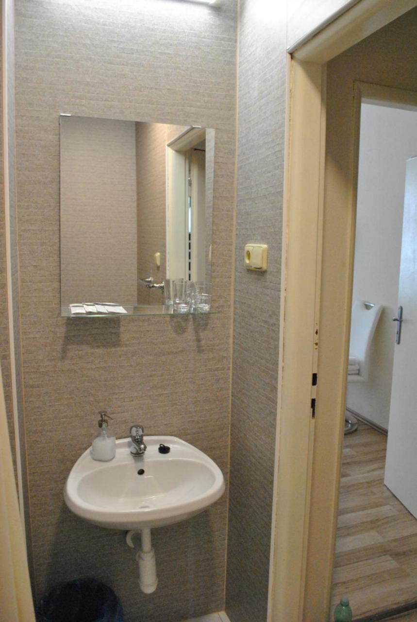 Hotel Mira Inn Прага Екстериор снимка