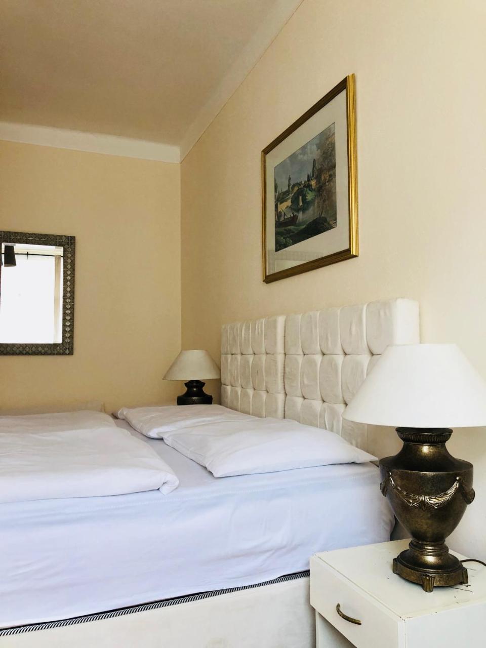 Hotel Mira Inn Прага Екстериор снимка