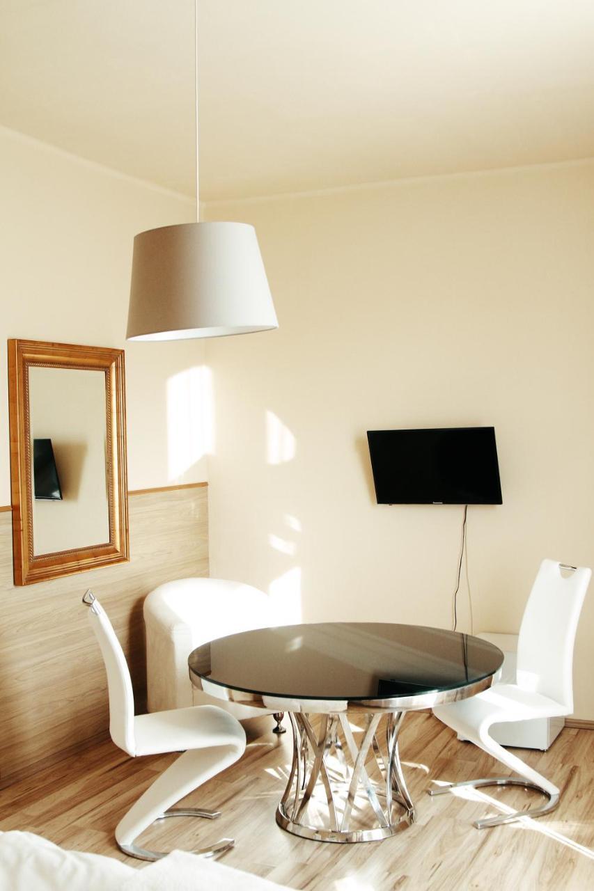 Hotel Mira Inn Прага Екстериор снимка