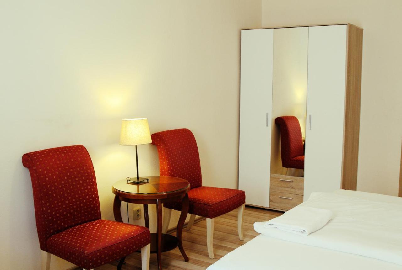 Hotel Mira Inn Прага Екстериор снимка