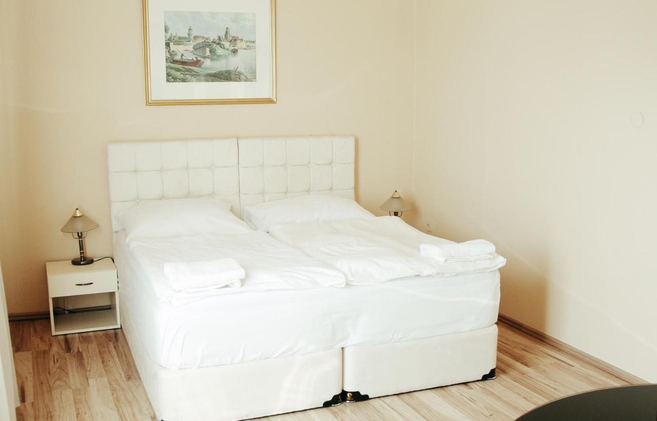 Hotel Mira Inn Прага Екстериор снимка